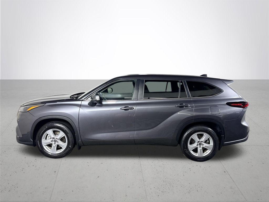2024 Toyota Highlander LE photo 8