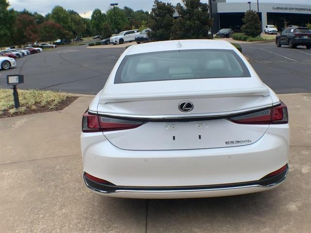 2025 Lexus ES 300h Ultra Luxury photo 7