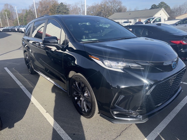 2025 Toyota Sienna XSE's photo