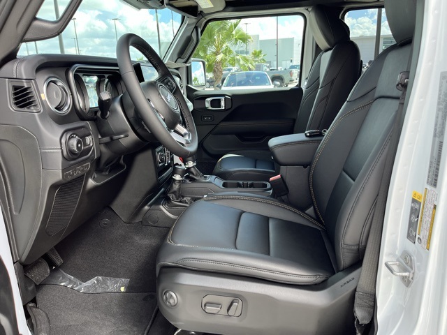 2025 Jeep Wrangler Sahara photo 14