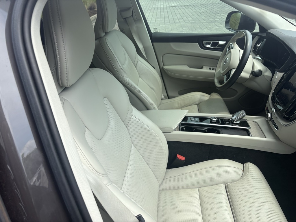 2022 Volvo XC60 B5 Inscription photo 16