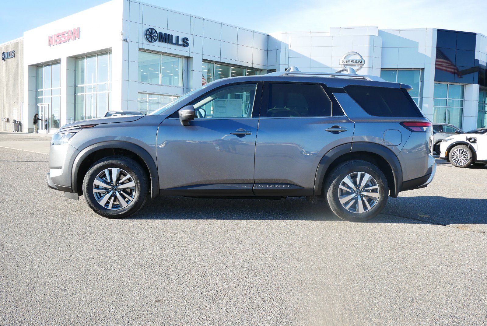 2025 Nissan Pathfinder SL photo 2