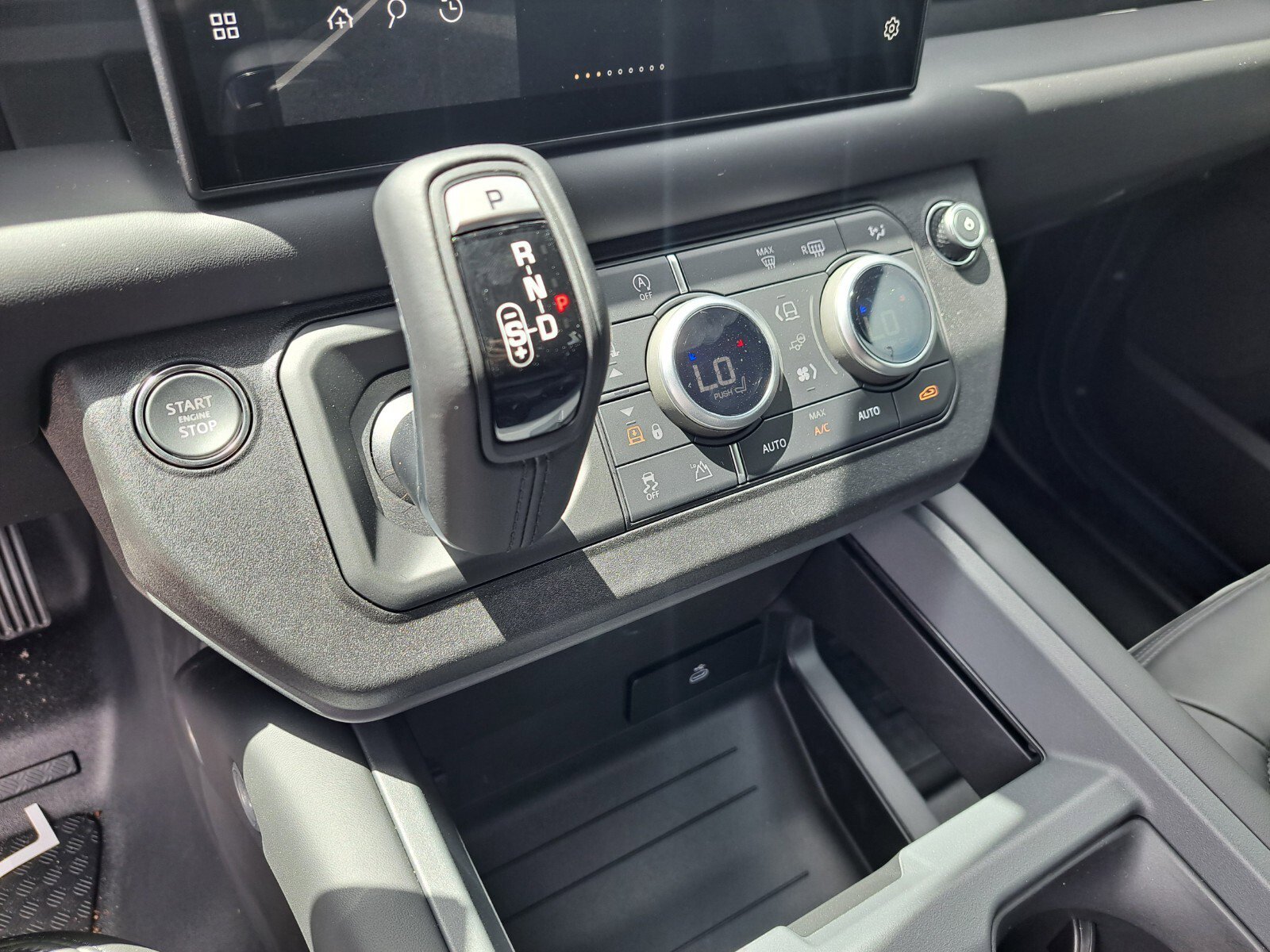 2025 Land Rover Defender 110 S photo 11