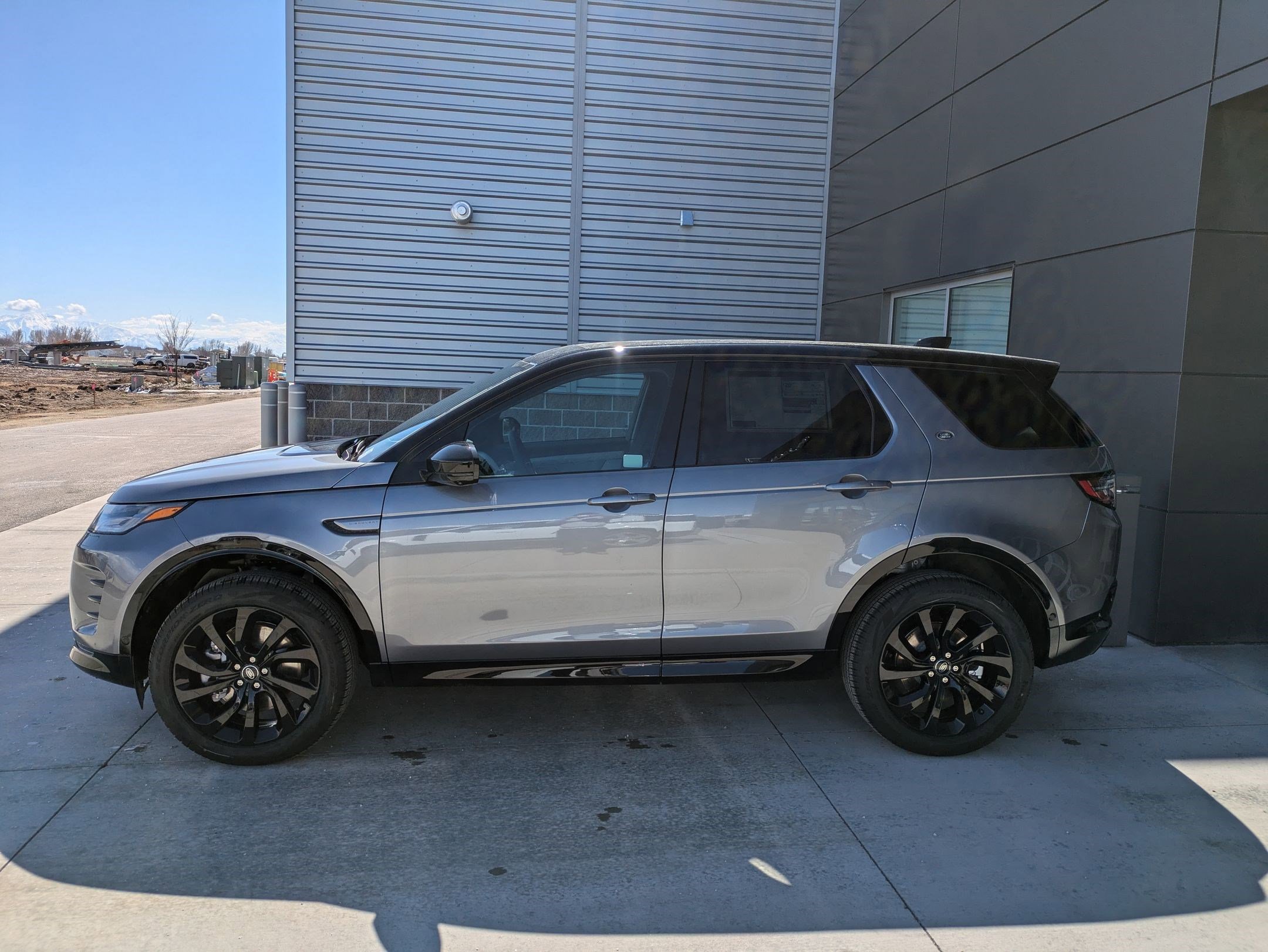 2025 Land Rover Discovery Sport Dynamic SE photo 2