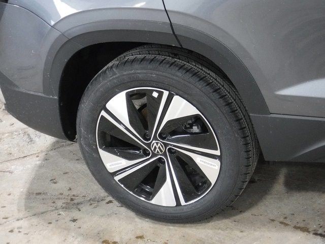 2025 Volkswagen Taos SE photo 4