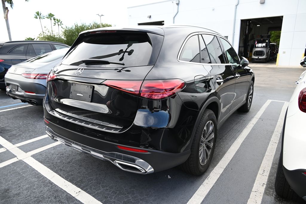 2025 Mercedes Benz GLC 300 photo 4
