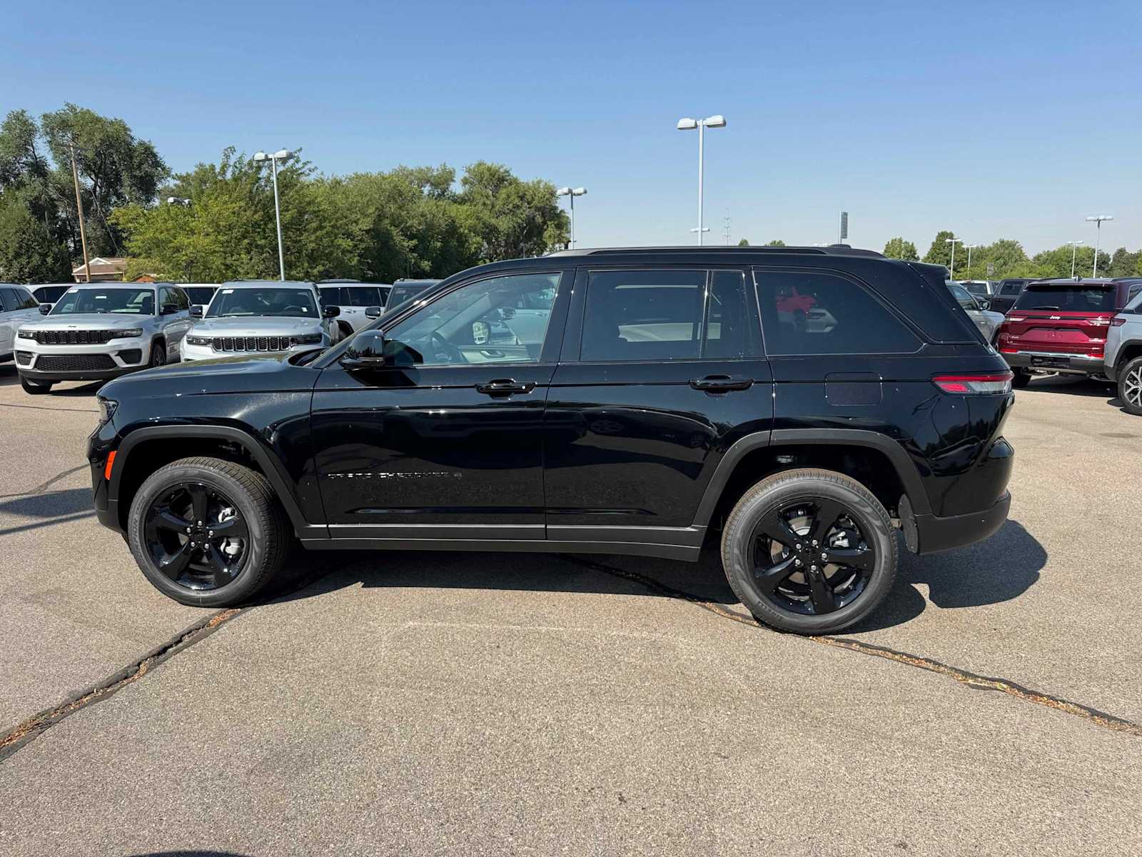 2025 Jeep Grand Cherokee Limited photo 2