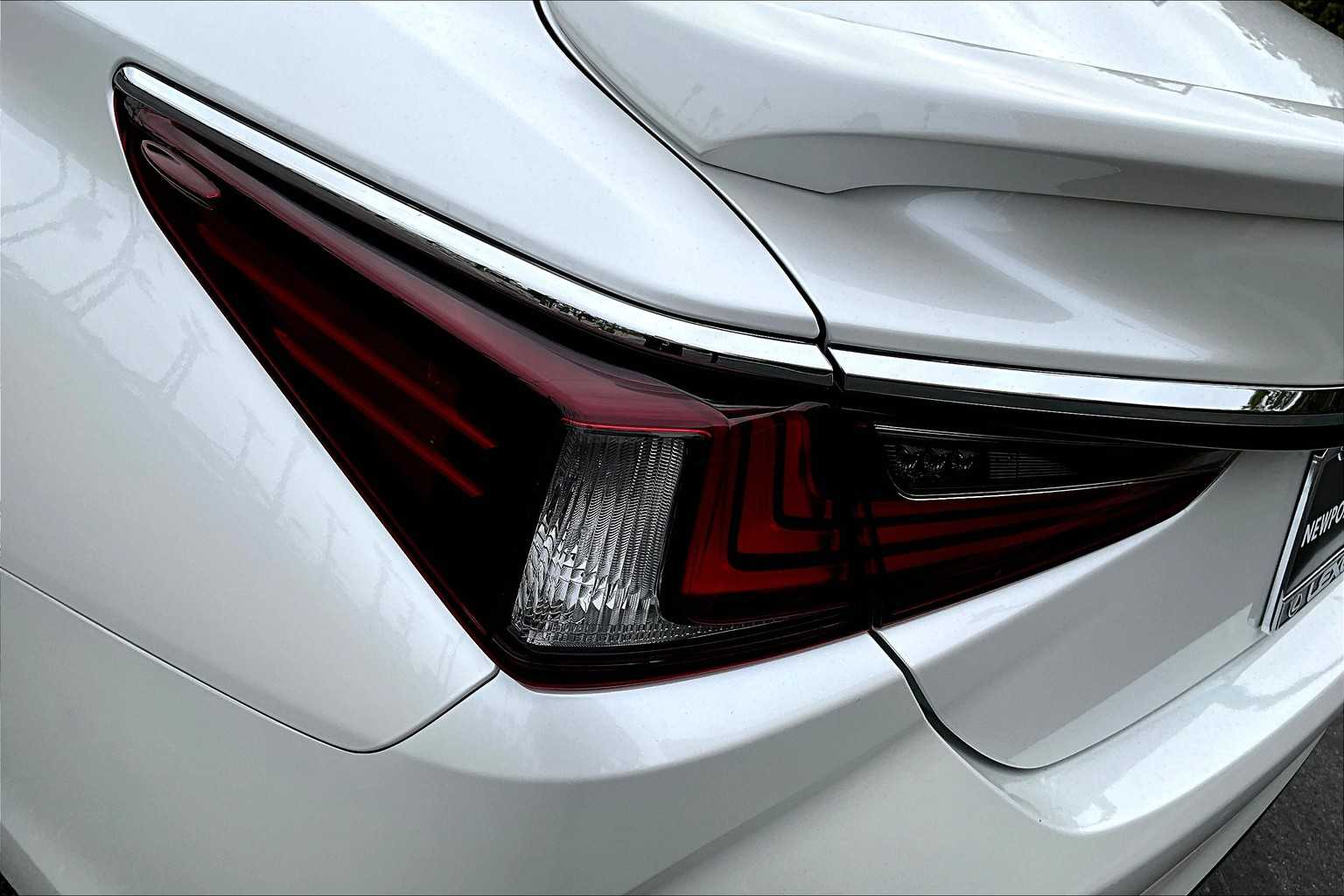 2025 Lexus ES 300h photo 12