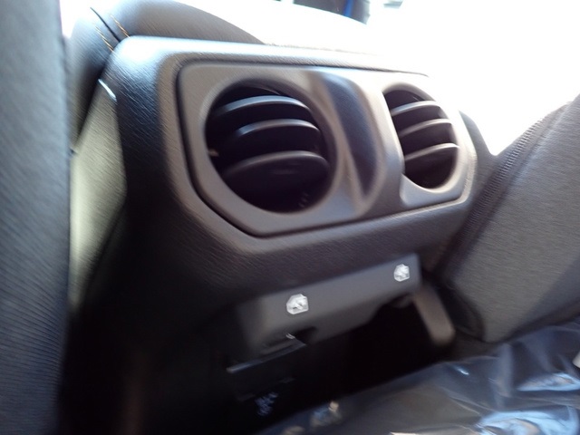 2025 Jeep Wrangler Sahara photo 13