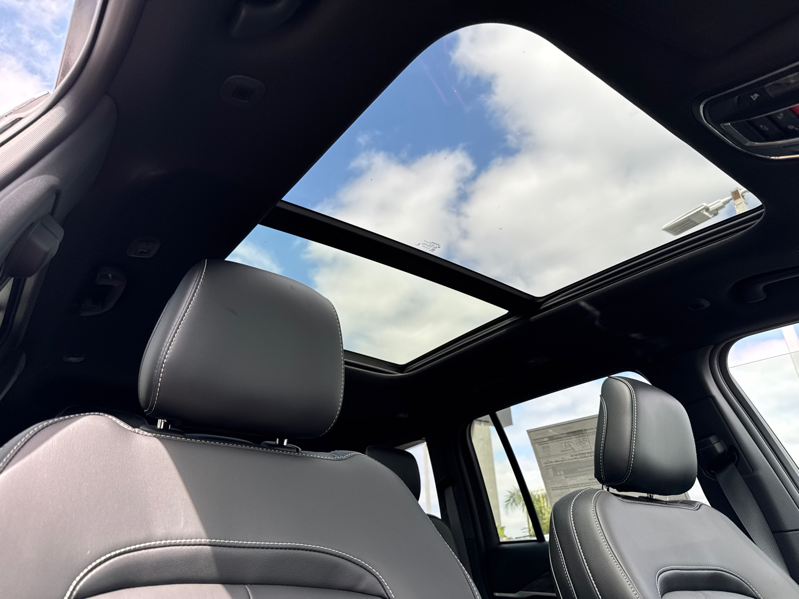 2025 Jeep Cherokee 4xe photo 2