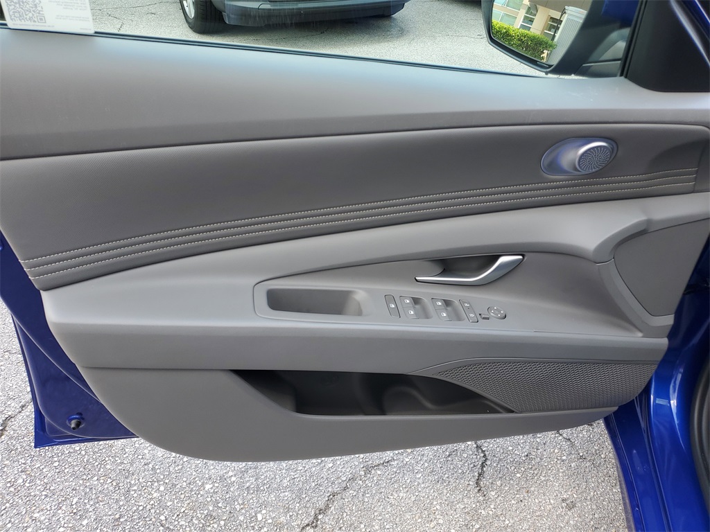 2025 Hyundai Elantra SEL Convenience photo 12