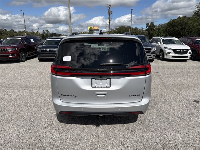 2026 Chrysler Pacifica Limited photo 3