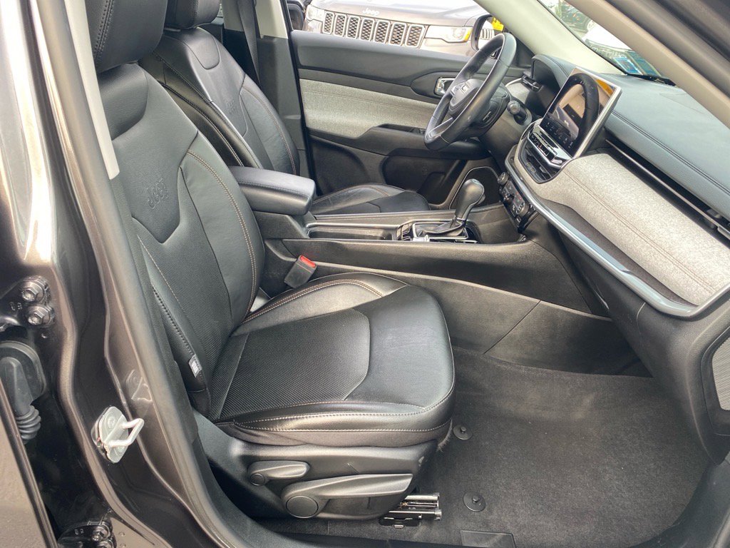 2022 Jeep Compass Latitude Lux photo 25