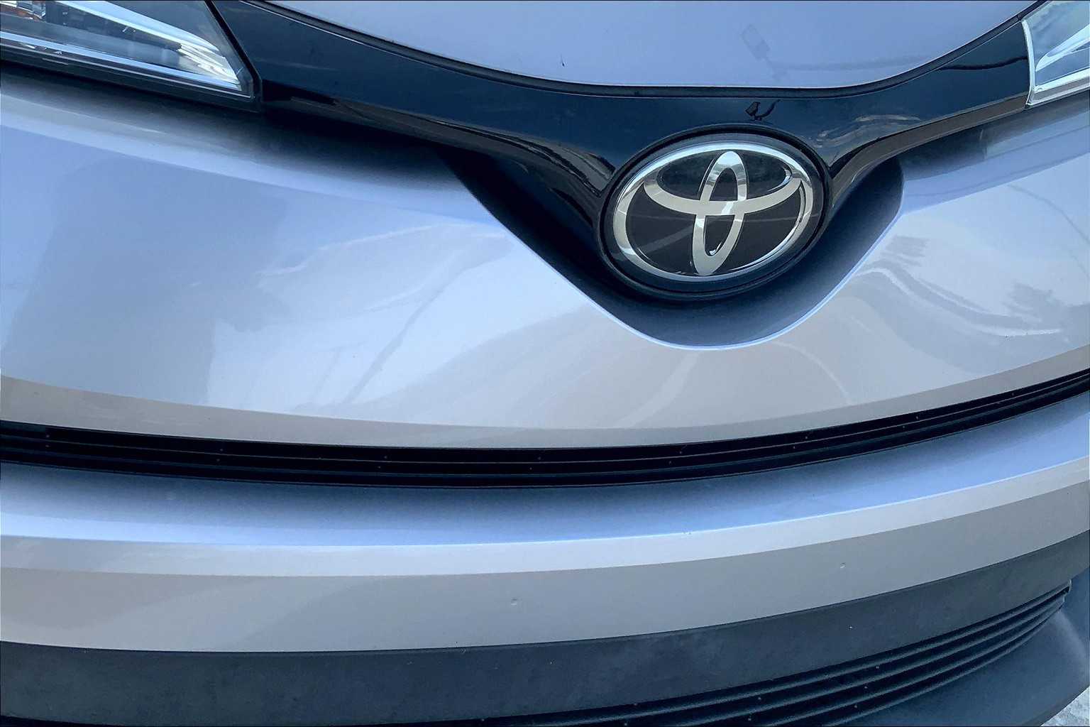 2018 Toyota C-HR XLE Premium photo 27