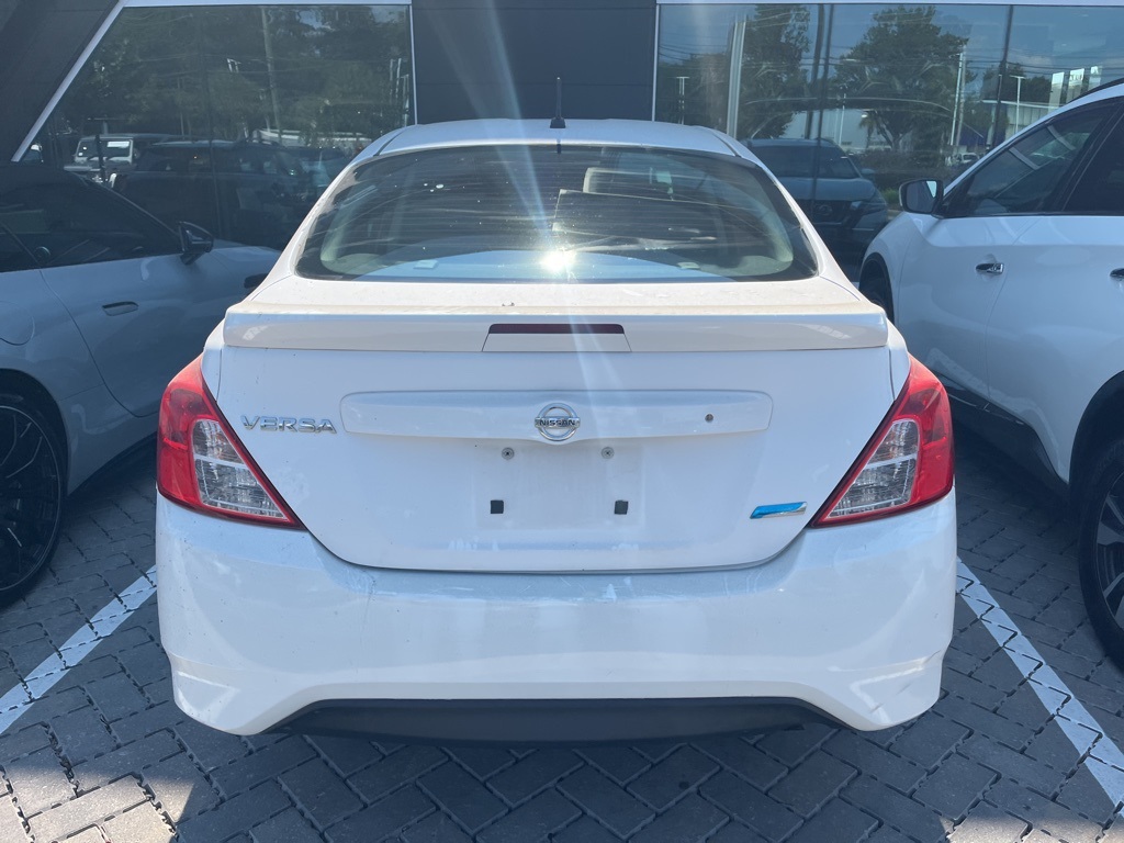 2015 Nissan Versa 1.6 Plus photo 6