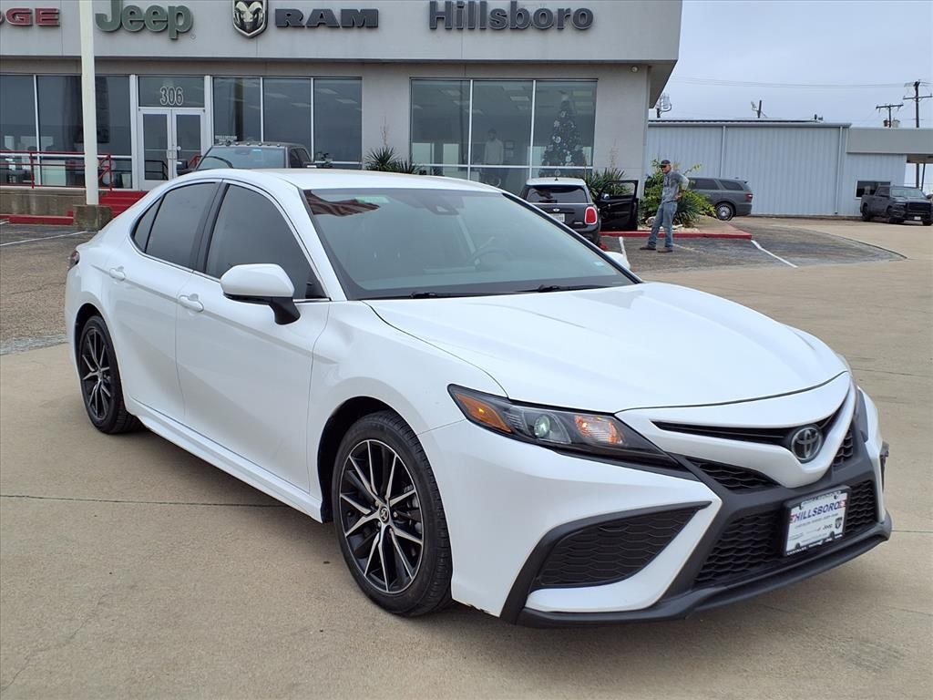 2024 Toyota Camry SE's photo