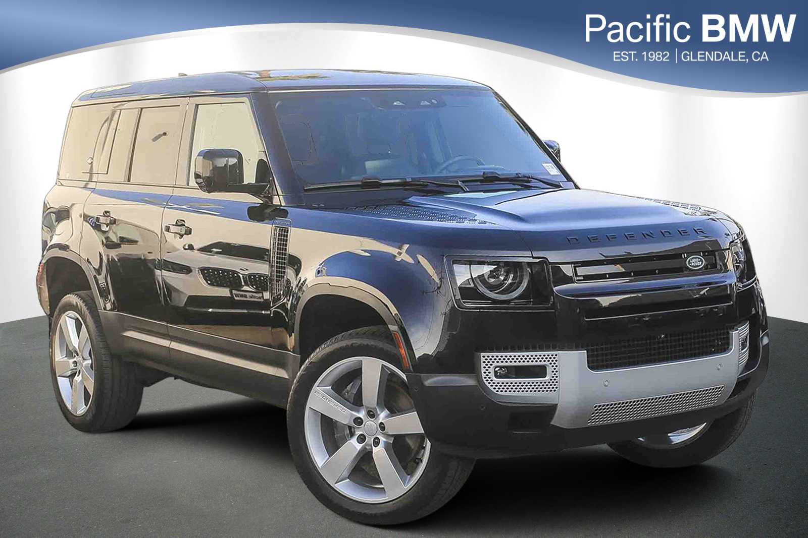 2024 Land Rover Defender SE's photo