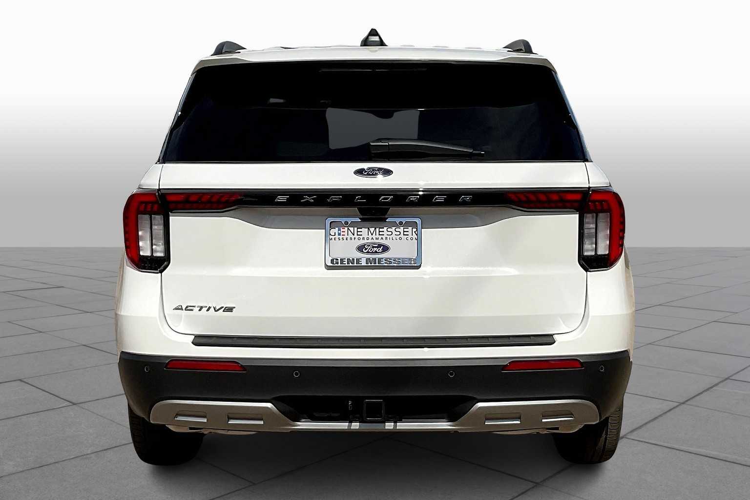 2025 Ford Explorer photo 2