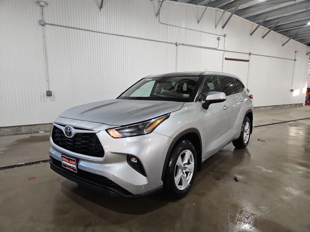 2022 Toyota Highlander LE's photo