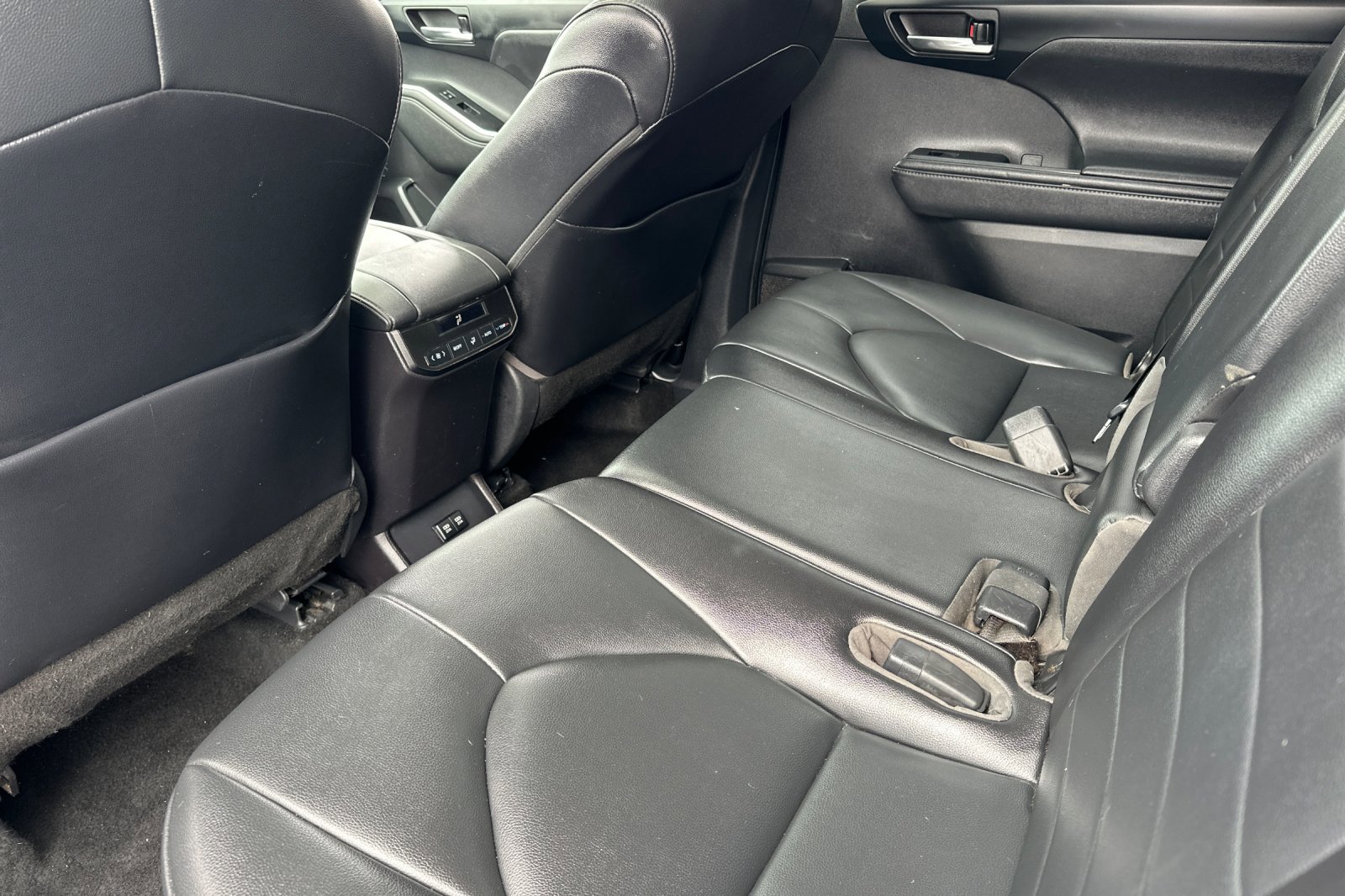 2021 Toyota Highlander XLE photo 11