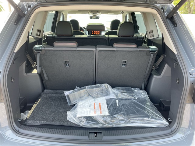 2025 Volkswagen Atlas Peak Edition SE photo 40