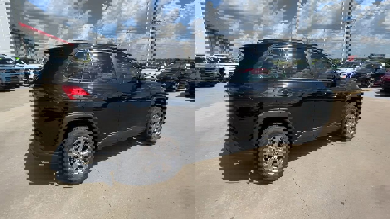 2025 Toyota RAV4 Hybrid LE photo 9
