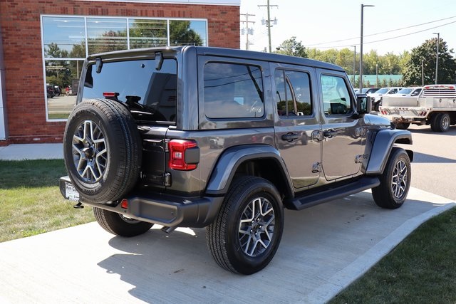 2025 Jeep Wrangler Sahara photo 33