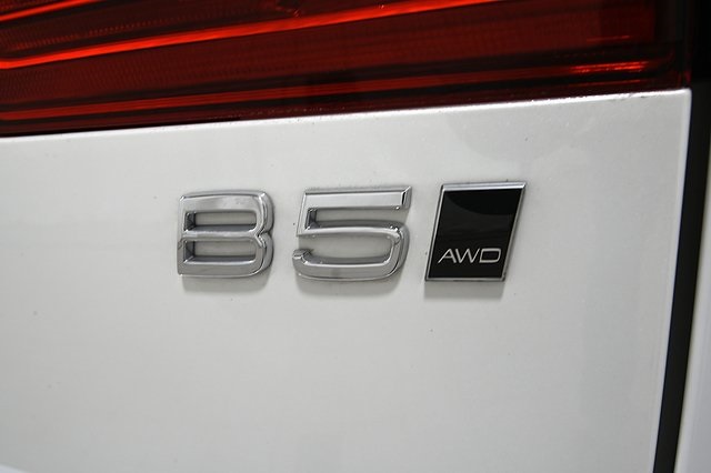 2022 Volvo XC60 B5 Momentum photo 18