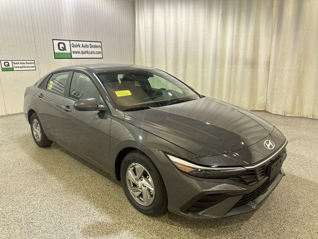 2025 Hyundai Elantra SE's photo