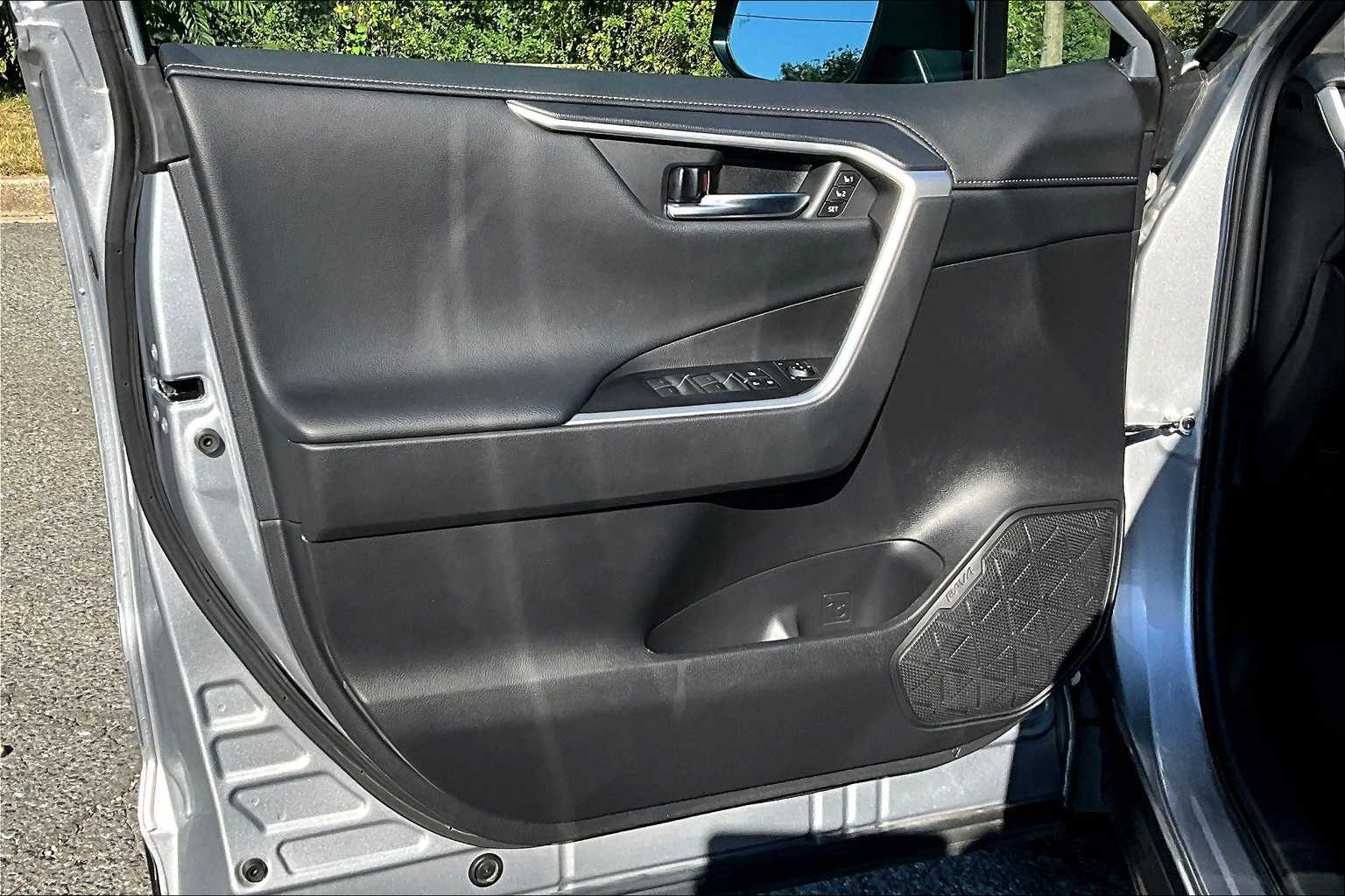 2022 Toyota RAV4 Limited photo 20