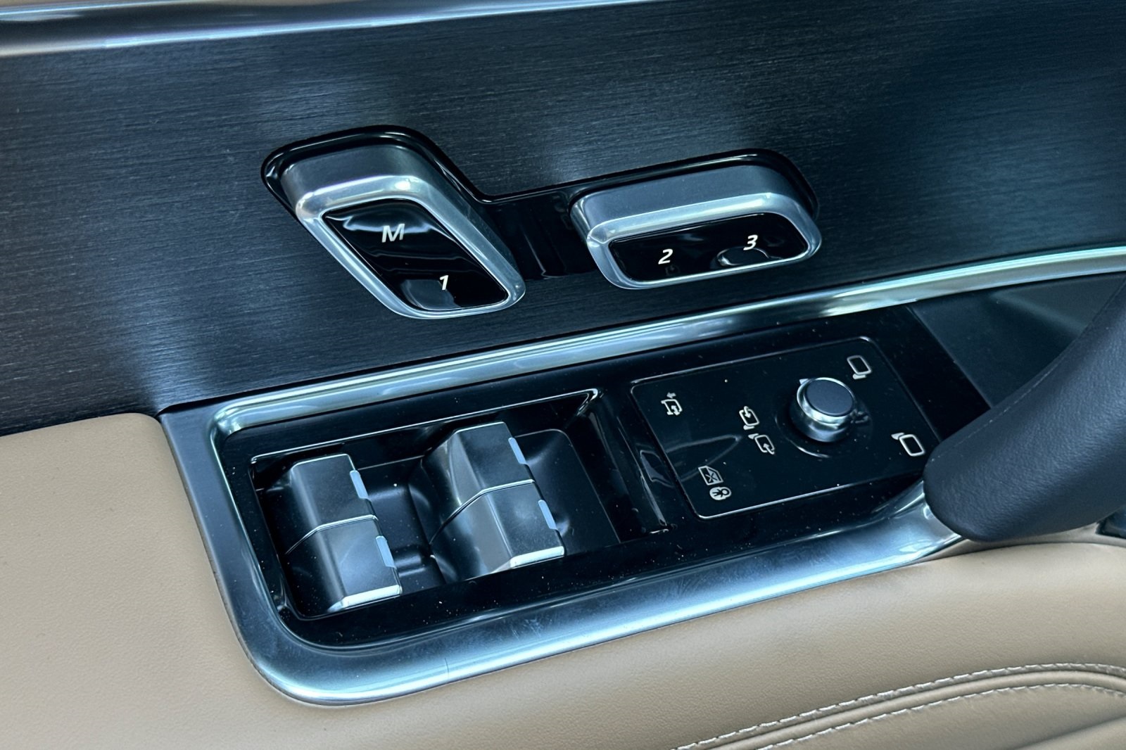 2025 Land Rover Range Rover SE photo 10