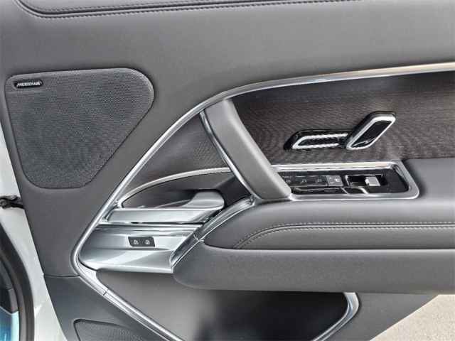 2025 Land Rover Range Rover SE photo 12