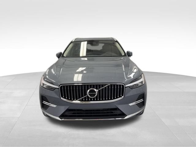2023 Volvo XC60 B5 Plus photo 2