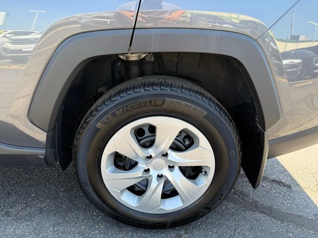 2022 Toyota RAV4 LE photo 11