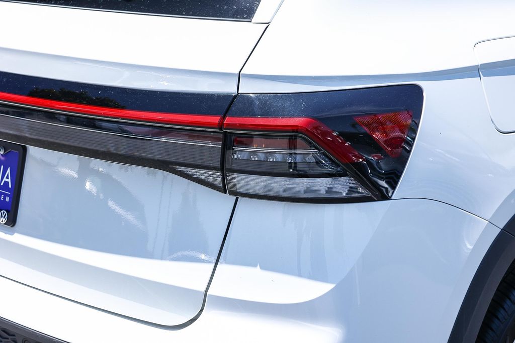 2025 Volkswagen Taos SE photo 2