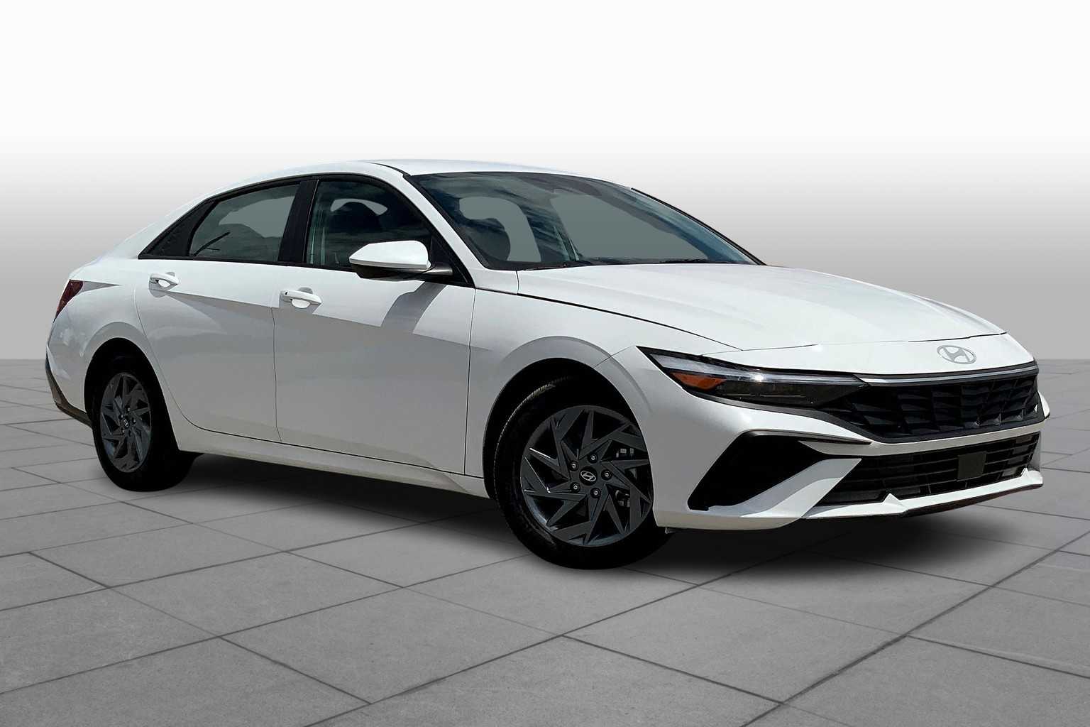 2024 Hyundai Elantra SEL photo 2