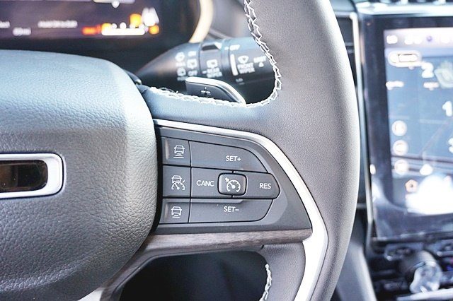 New 2023 Silver Zynith Exterior Paint Jeep Limited image 41