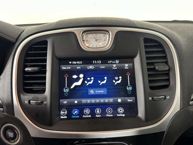 2023 Chrysler 300 Touring L photo 4