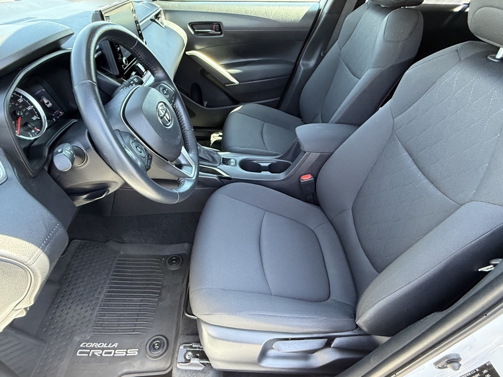 2022 Toyota Corolla Cross LE photo 18