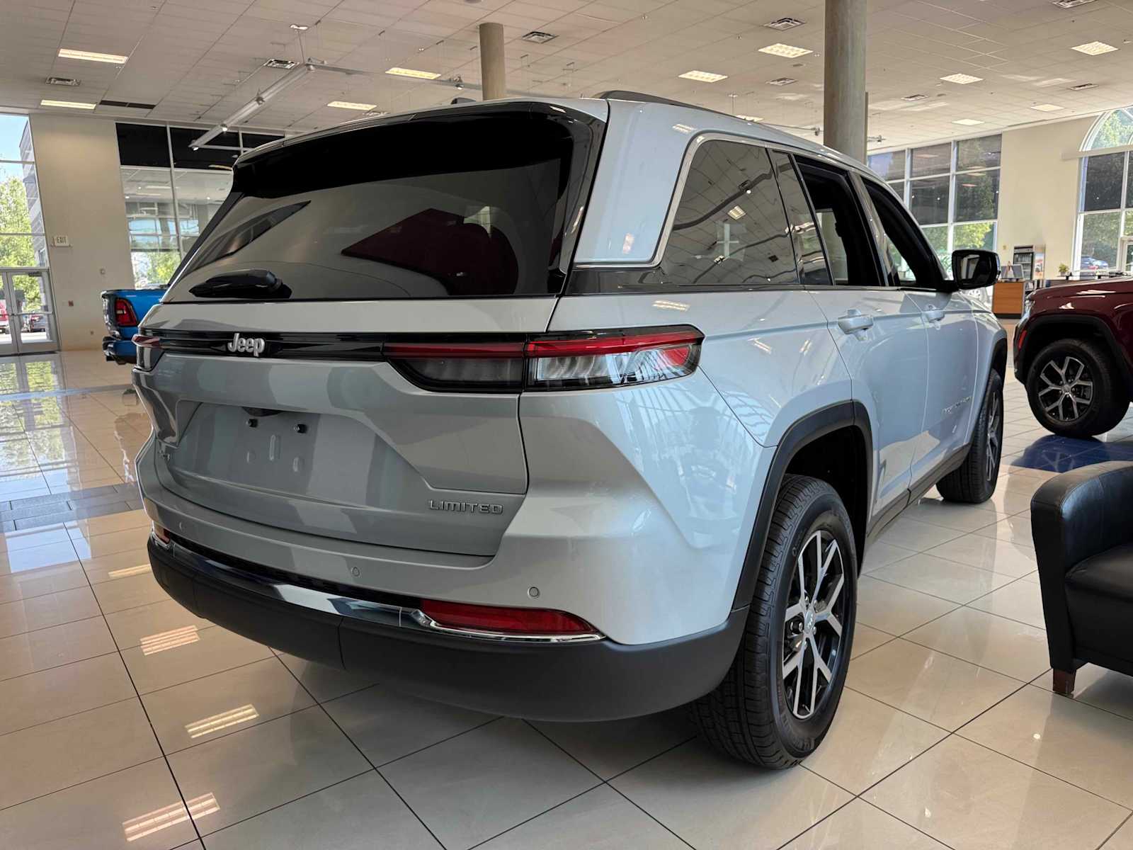 2025 Jeep Grand Cherokee Limited photo 4
