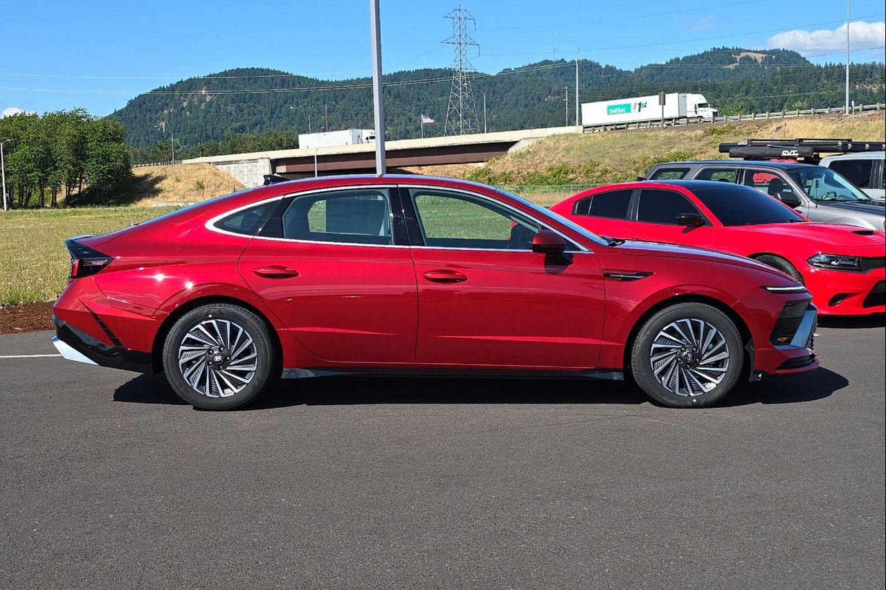 2025 Hyundai Sonata Hybrid SEL photo 2