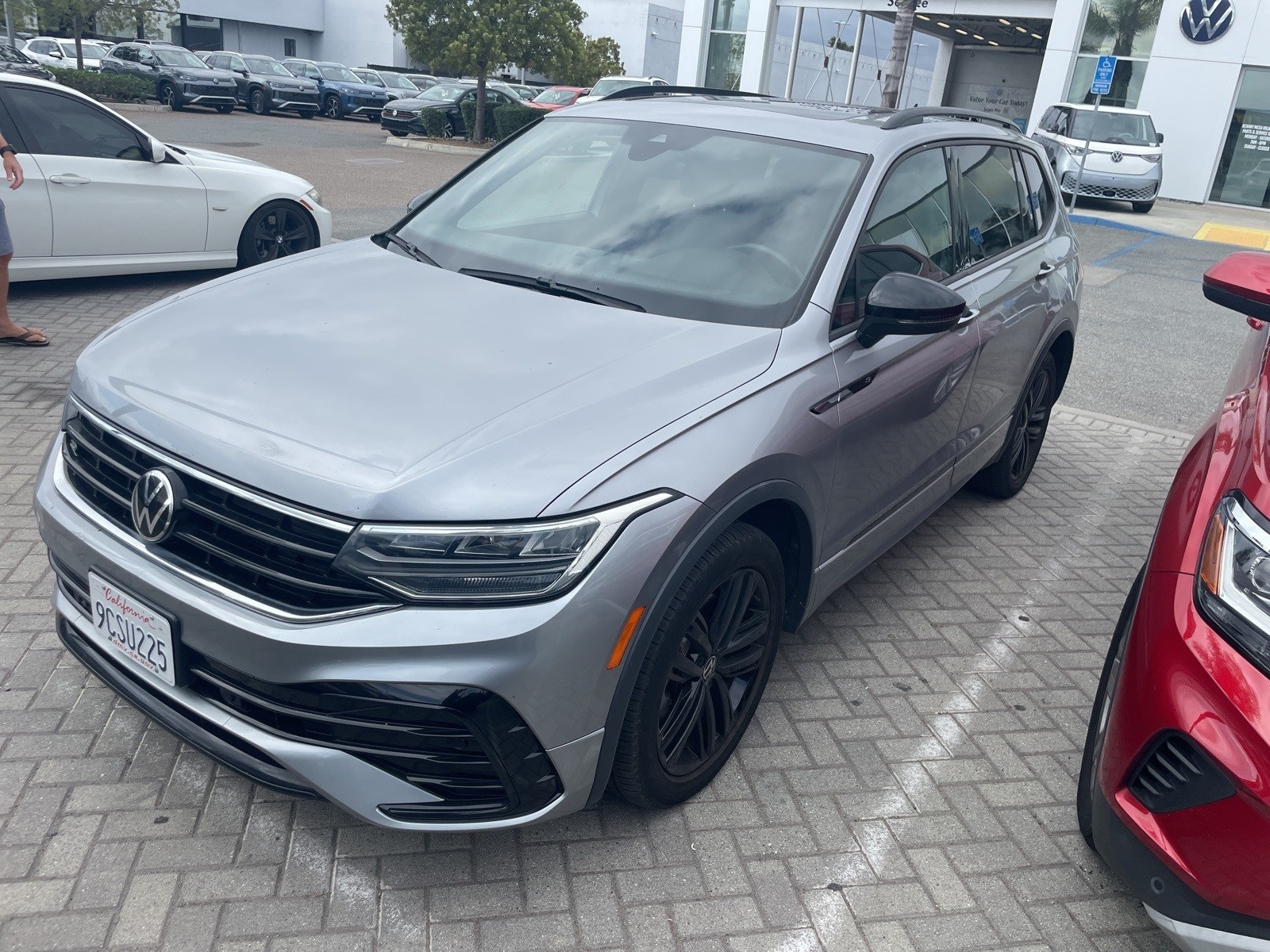 2022 Volkswagen Tiguan SE R-Line Black photo 2