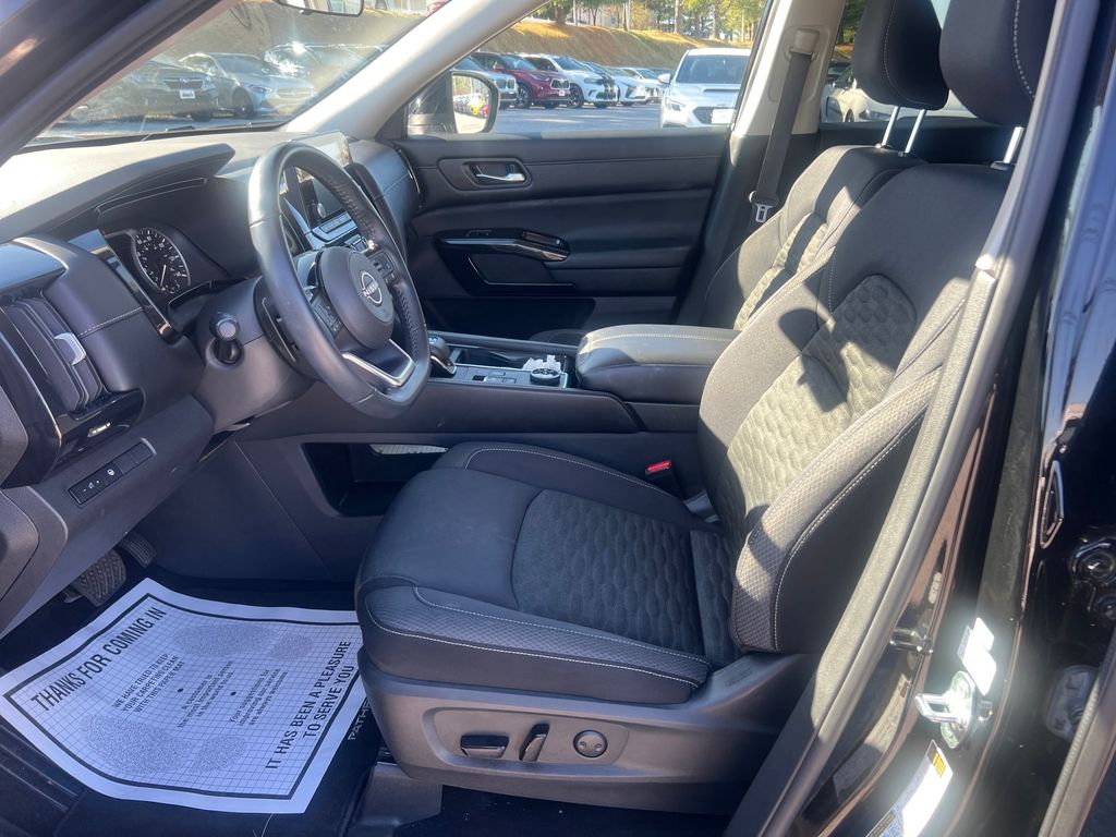 2022 Nissan Pathfinder SV photo 4