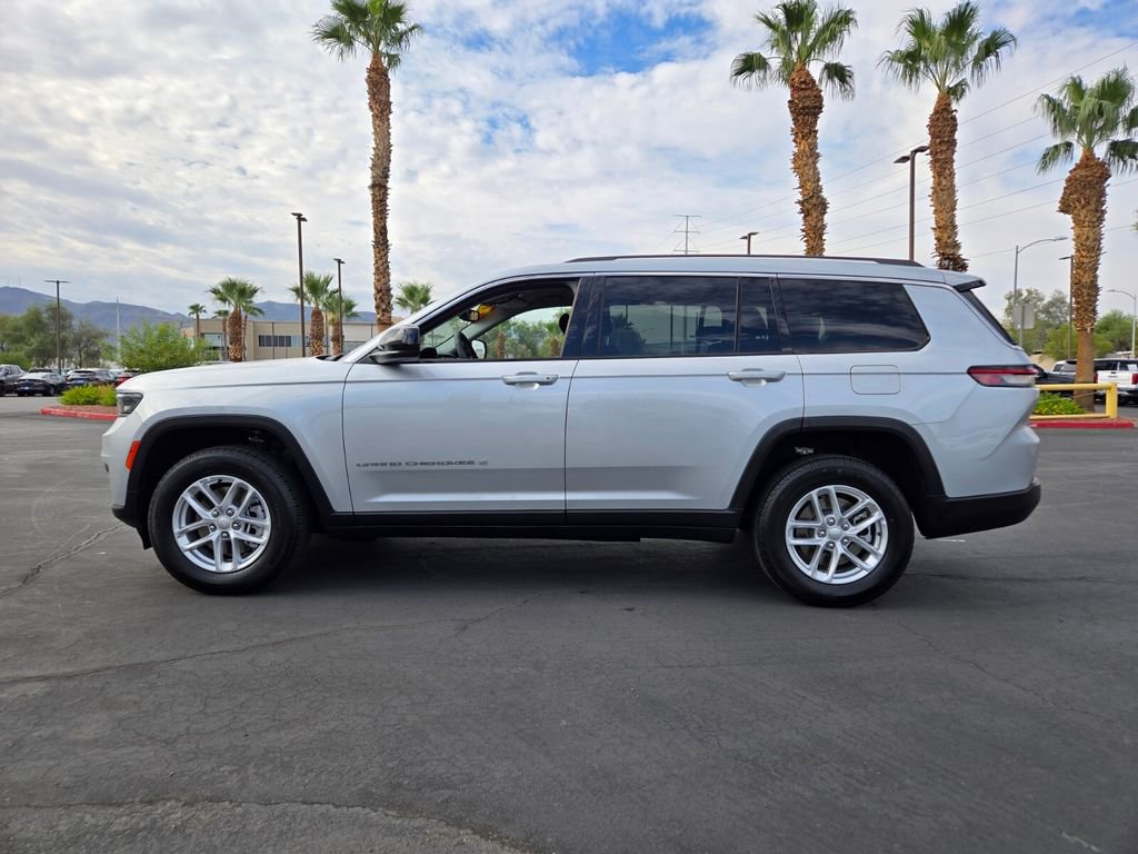 2023 Jeep Grand Cherokee Laredo photo 3