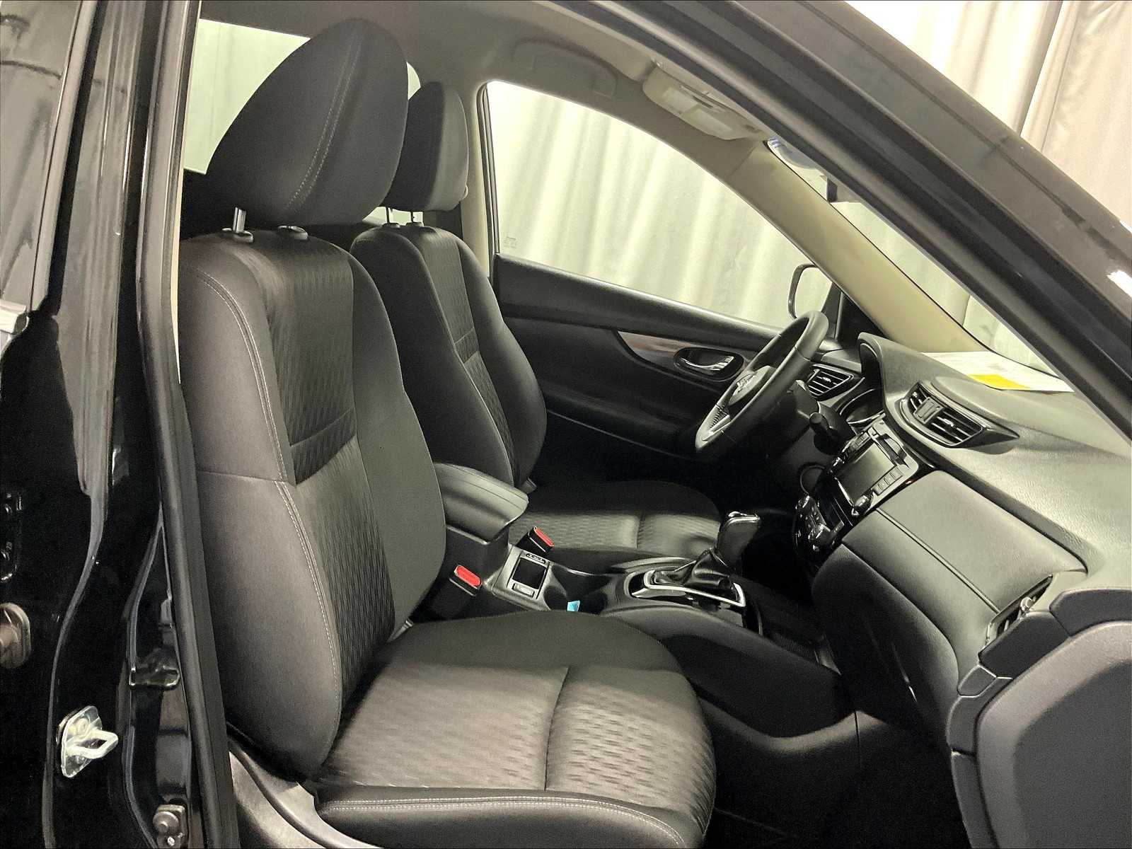 2019 Nissan Rogue SV photo 11
