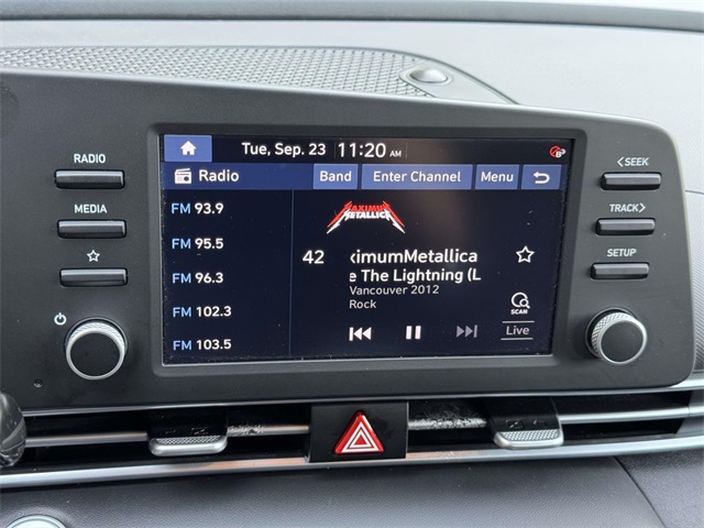 2023 Hyundai Elantra SEL photo 3