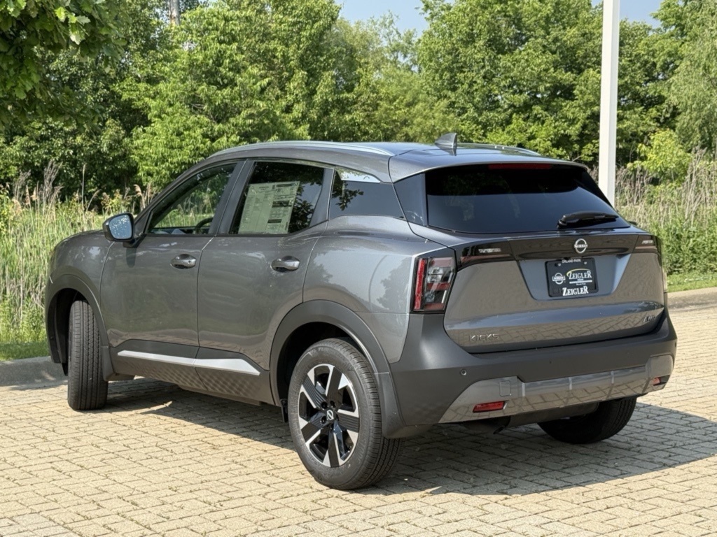 2025 Nissan Kicks SV photo 6