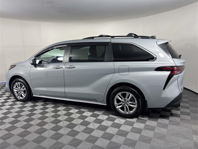 2023 Toyota Sienna Woodland Edition photo 4