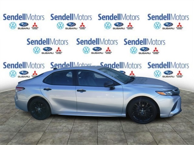 2019 Toyota Camry SE XLE photo 2