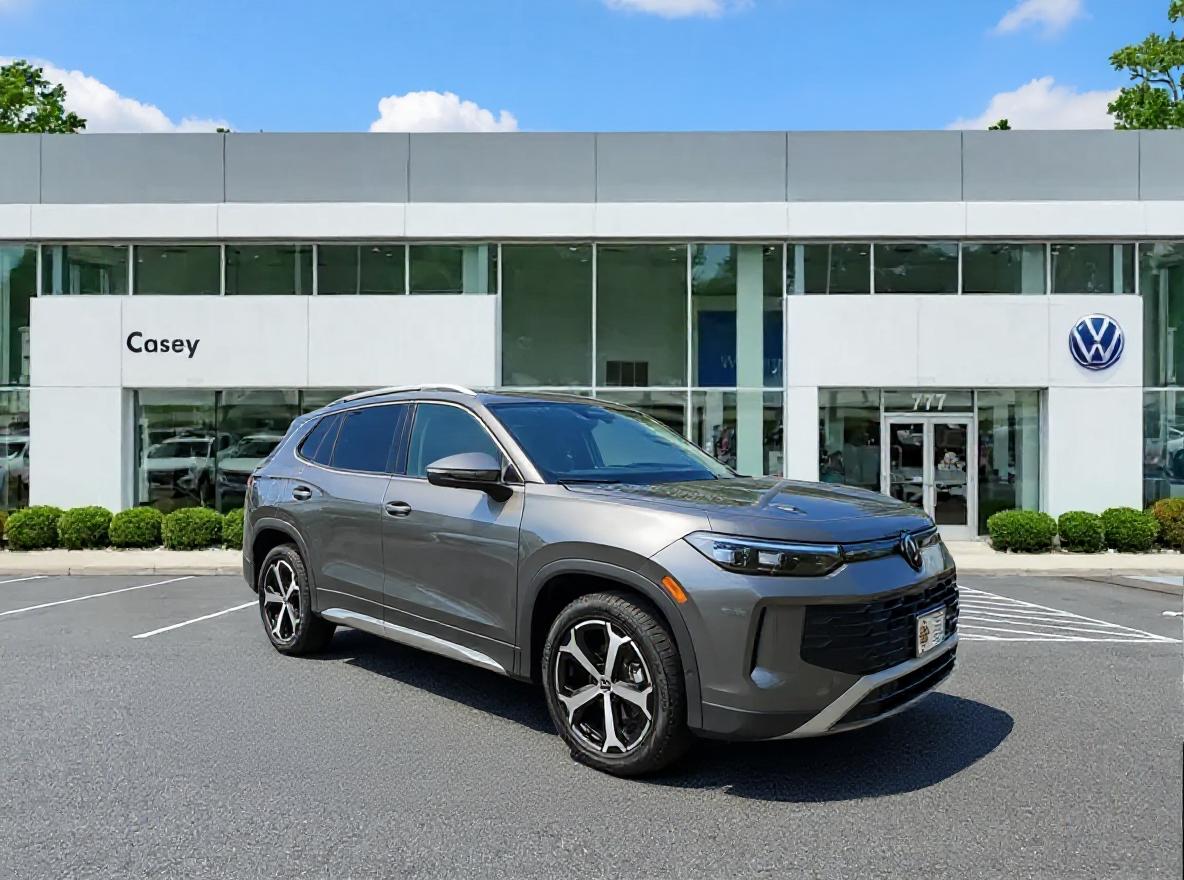 2025 Volkswagen Tiguan SE's photo